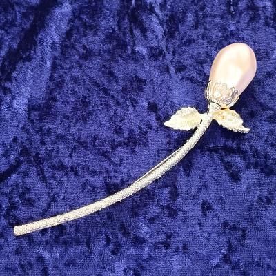 LOT 143: Vintage Costume Brooches and Plastic Belt