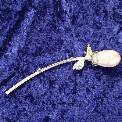 LOT 143: Vintage Costume Brooches and Plastic Belt