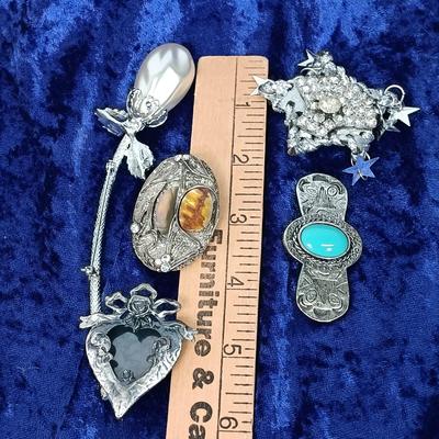 LOT 143: Vintage Costume Brooches and Plastic Belt