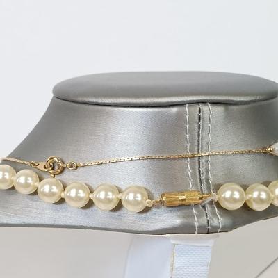 LOT 144: Large Collection of Feaux Pearl / Freshwater Pearl Necklaces, Bracelets & Earrings