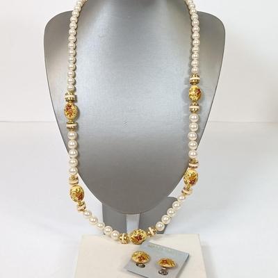 LOT 144: Large Collection of Feaux Pearl / Freshwater Pearl Necklaces, Bracelets & Earrings