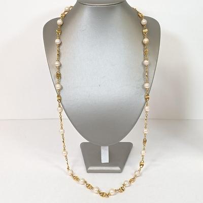 LOT 144: Large Collection of Feaux Pearl / Freshwater Pearl Necklaces, Bracelets & Earrings