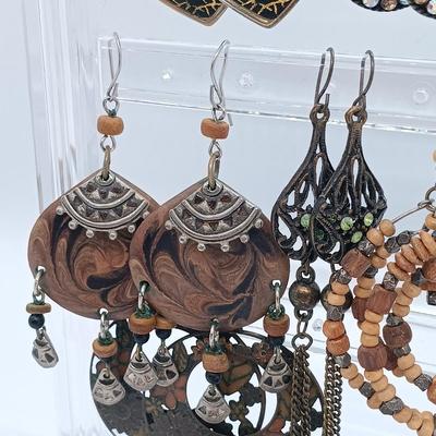 LOT 148: Vintage Costume Jewelry Earrings