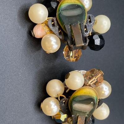 Faux pearl brooch and clip on earrings