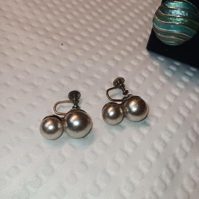 VINTAGE CLIP ON EARRINGS