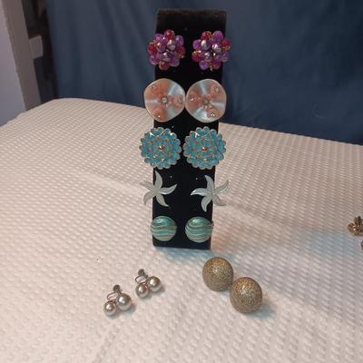 VINTAGE CLIP ON EARRINGS