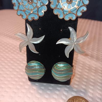 VINTAGE CLIP ON EARRINGS