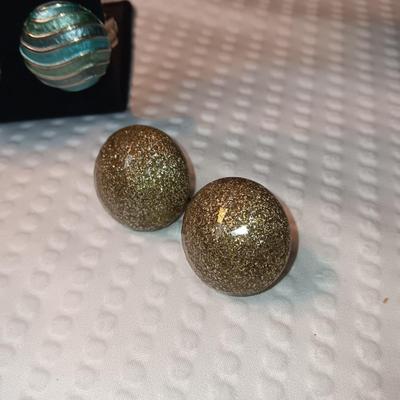 VINTAGE CLIP ON EARRINGS