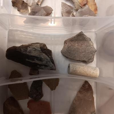 FOSSILS, PARTIAL ARROW HEADS AND NATIVE AMERICAN ARTIFACTS