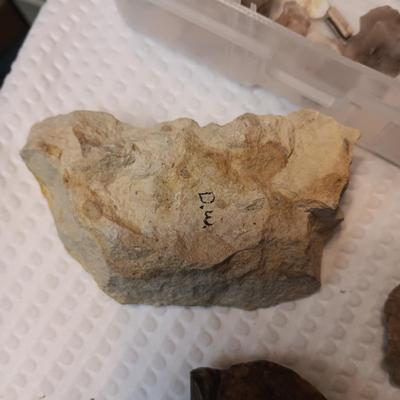 FOSSILS, PARTIAL ARROW HEADS AND NATIVE AMERICAN ARTIFACTS