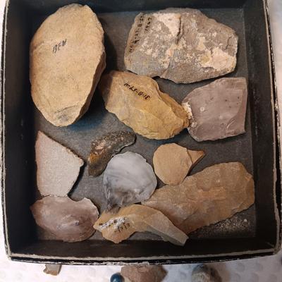 PARTIAL ARROW HEADS AND NATIVE AMERICAN ARTIFACTS