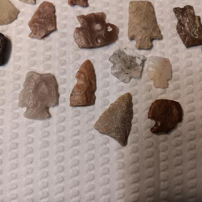 PARTIAL ARROW HEADS AND NATIVE AMERICAN ARTIFACTS
