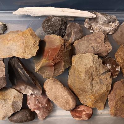 PARTIAL ARROW HEADS AND NATIVE AMERICAN ARTIFACTS