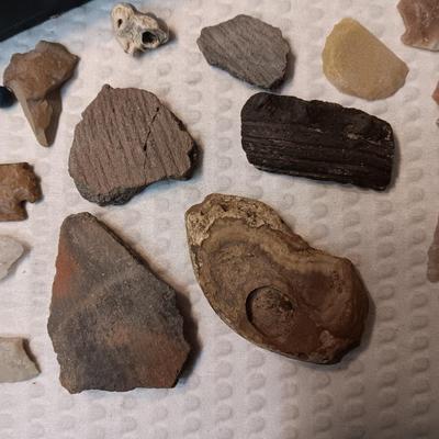 PARTIAL ARROW HEADS AND NATIVE AMERICAN ARTIFACTS