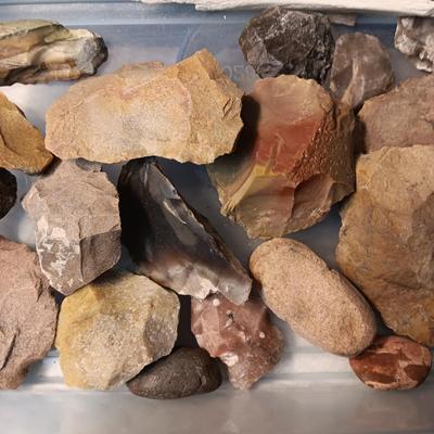 PARTIAL ARROW HEADS AND NATIVE AMERICAN ARTIFACTS