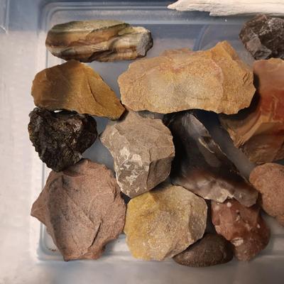 PARTIAL ARROW HEADS AND NATIVE AMERICAN ARTIFACTS