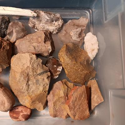 PARTIAL ARROW HEADS AND NATIVE AMERICAN ARTIFACTS