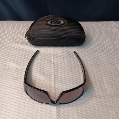 OAKLEY FUEL CELL SUNGLASSES WITH CASE