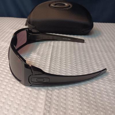 OAKLEY FUEL CELL SUNGLASSES WITH CASE