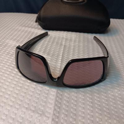 OAKLEY FUEL CELL SUNGLASSES WITH CASE