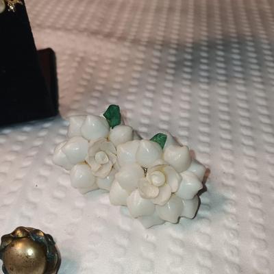 VINTAGE CLIP ON EARRINGS