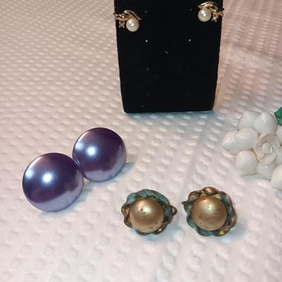 VINTAGE CLIP ON EARRINGS