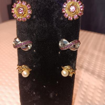 VINTAGE CLIP ON EARRINGS