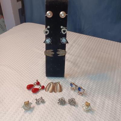 VINTAGE CLIP ON EARRINGS