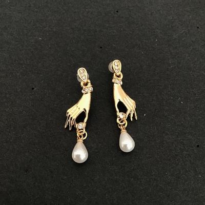 Beautiful gold tone hand / w dangle faux pearl