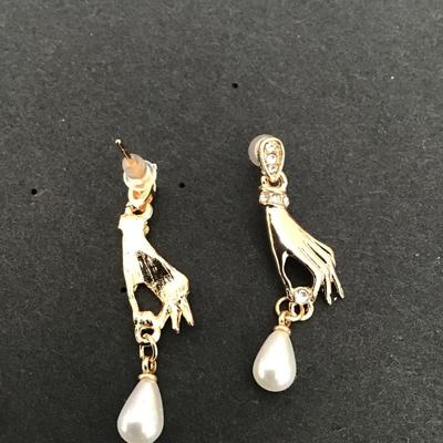 Beautiful gold tone hand / w dangle faux pearl