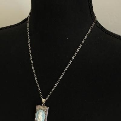 Super cute, silver toned, cat cameo, locket necklace