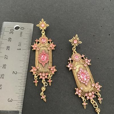 Beautiful brushed Gold Tone earrings w/pink rhinestone