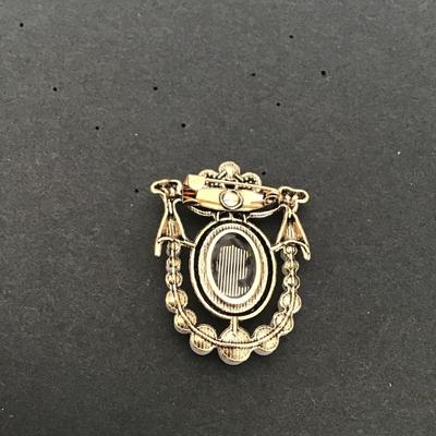 Beautiful Gold Tone clear rhinestones cameo Fashion Brooch