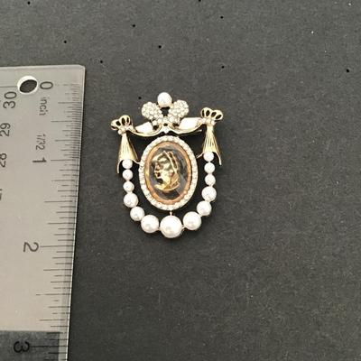 Beautiful Gold Tone clear rhinestones cameo Fashion Brooch