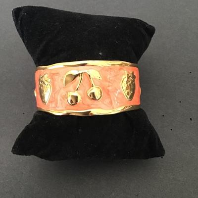 Beautiful Gold Tone Fruit shaped peach enamel bracelet