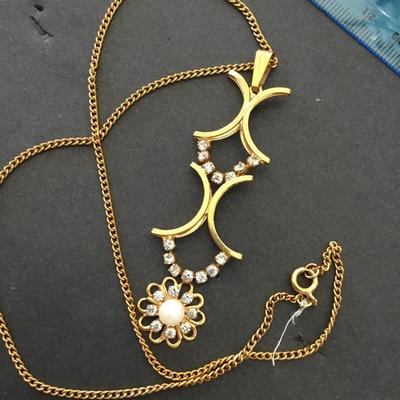 Beautiful, vintage, dainty delicate, rhinestone, faux, pearl waterfall necklace