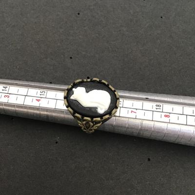 Very cute cat cameo type fashion ring