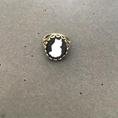 Very cute cat cameo type fashion ring