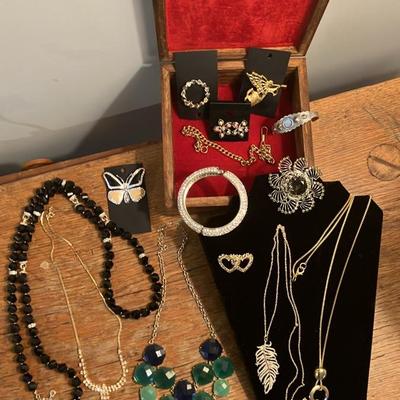 Vintage Costume Jewelry Lot – 15 Pieces Mid-Century Brooches, Necklaces