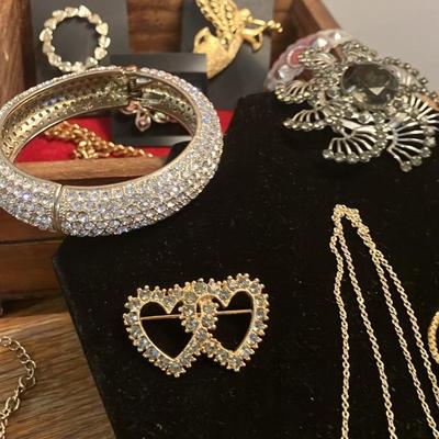 Vintage Costume Jewelry Lot – 15 Pieces Mid-Century Brooches, Necklaces