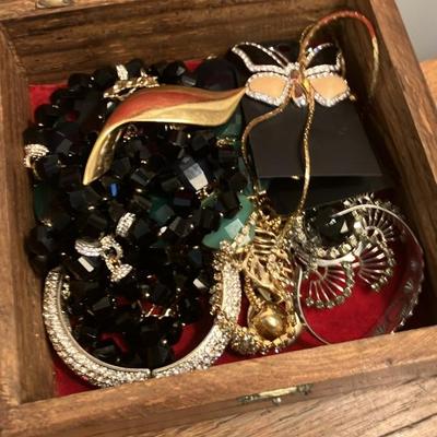 Vintage Costume Jewelry Lot – 15 Pieces Mid-Century Brooches, Necklaces