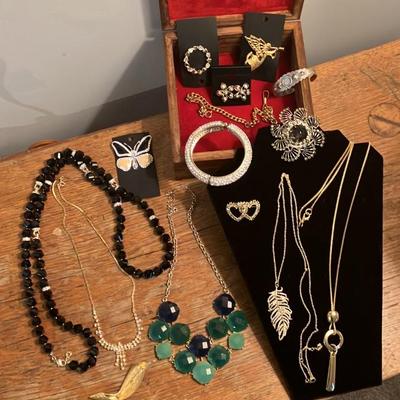 Vintage Costume Jewelry Lot – 15 Pieces Mid-Century Brooches, Necklaces