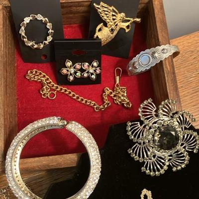Vintage Costume Jewelry Lot – 15 Pieces Mid-Century Brooches, Necklaces