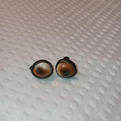 CAT EYE SHELL SCREW BACK EARRINGS