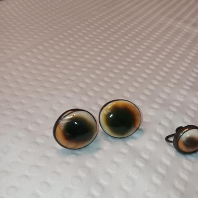 CAT EYE SHELL SCREW BACK EARRINGS