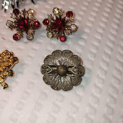 VINTAGE PINS AND BROOCHES