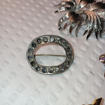 VINTAGE PINS AND BROOCHES