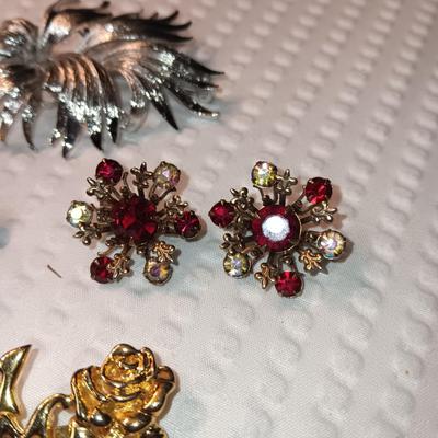 VINTAGE PINS AND BROOCHES
