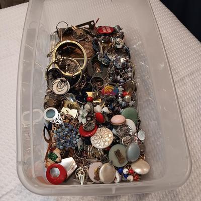BROKEN AND MISC JEWELRY
