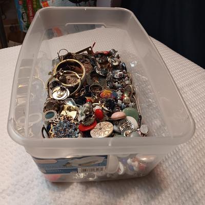 BROKEN AND MISC JEWELRY